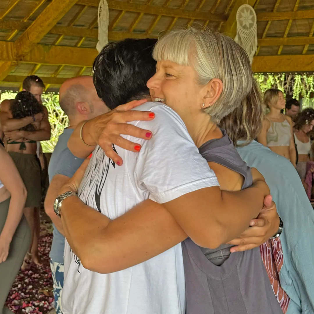 udara_sunday_festival_hug
